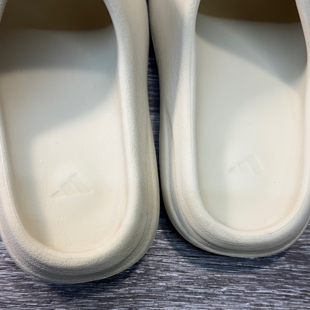Adidas Yeezy slides Cream / woman’s size 7 (j226) - Picture 2 of 8